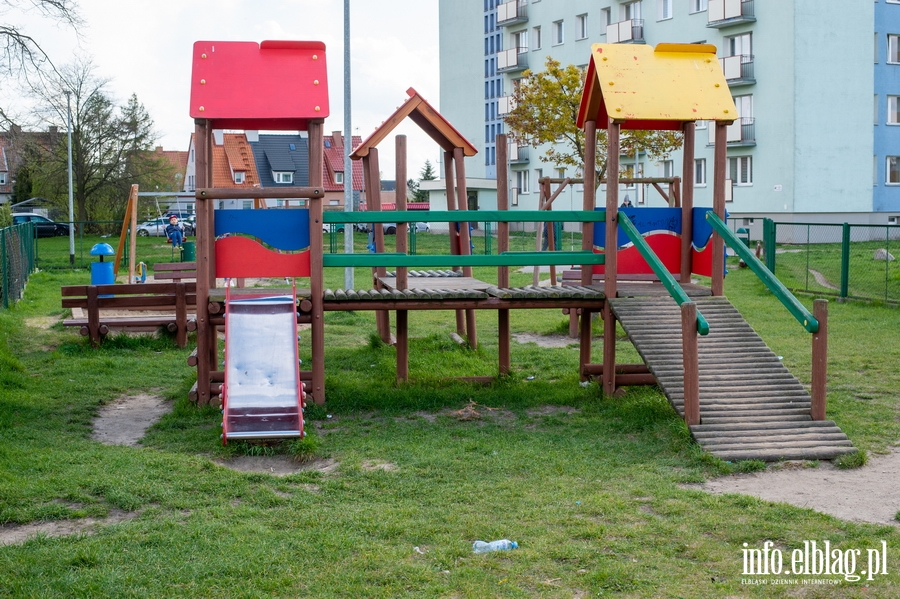 "Plac zabaw przy ul. Malborskiej jest obleganym przez najmodszych, ale jego stan wymaga interwencji", fot. 27