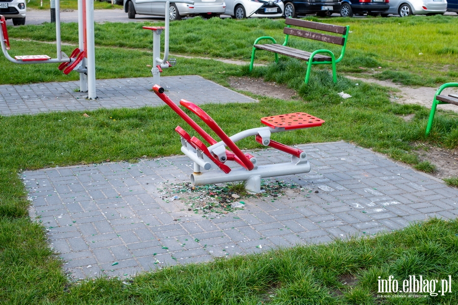 "Plac zabaw przy ul. Malborskiej jest obleganym przez najmłodszych, ale jego stan wymaga interwencji", fot. 31