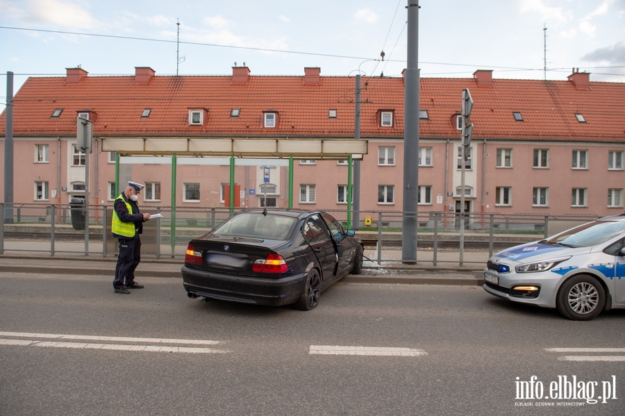 22-latek wjecha BMW w przystanek tramwajowy. Policjant: Kierowca prawdopodobnie by pijany, fot. 1