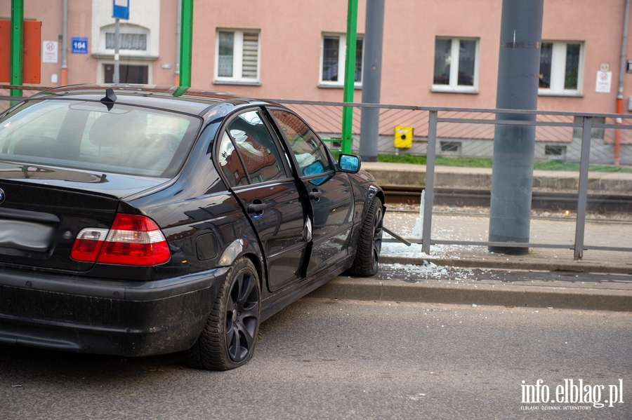 22-latek wjecha BMW w przystanek tramwajowy. Policjant: Kierowca prawdopodobnie by pijany, fot. 2