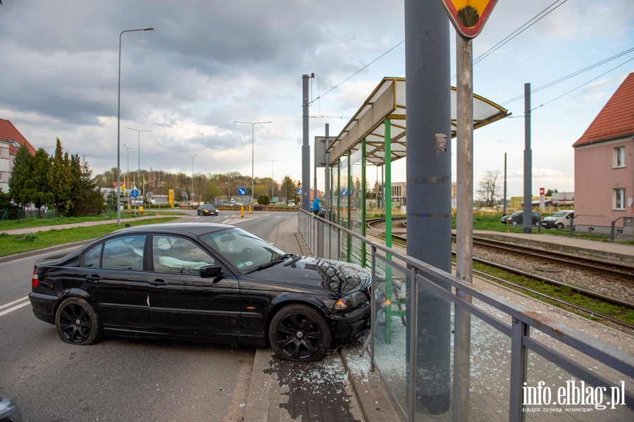 22-latek wjechał BMW w przystanek tramwajowy. Policjant: Kierowca prawdopodobnie był pijany, fot. 4