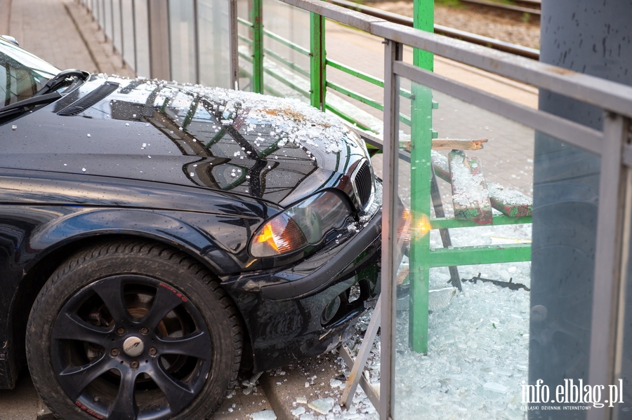 22-latek wjechał BMW w przystanek tramwajowy. Policjant: Kierowca prawdopodobnie był pijany, fot. 5