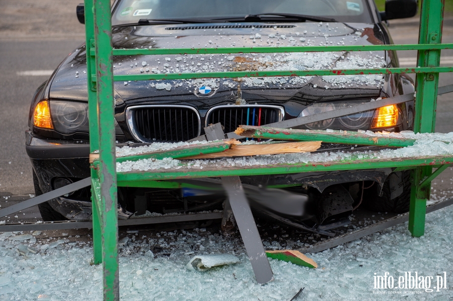 22-latek wjecha BMW w przystanek tramwajowy. Policjant: Kierowca prawdopodobnie by pijany, fot. 8