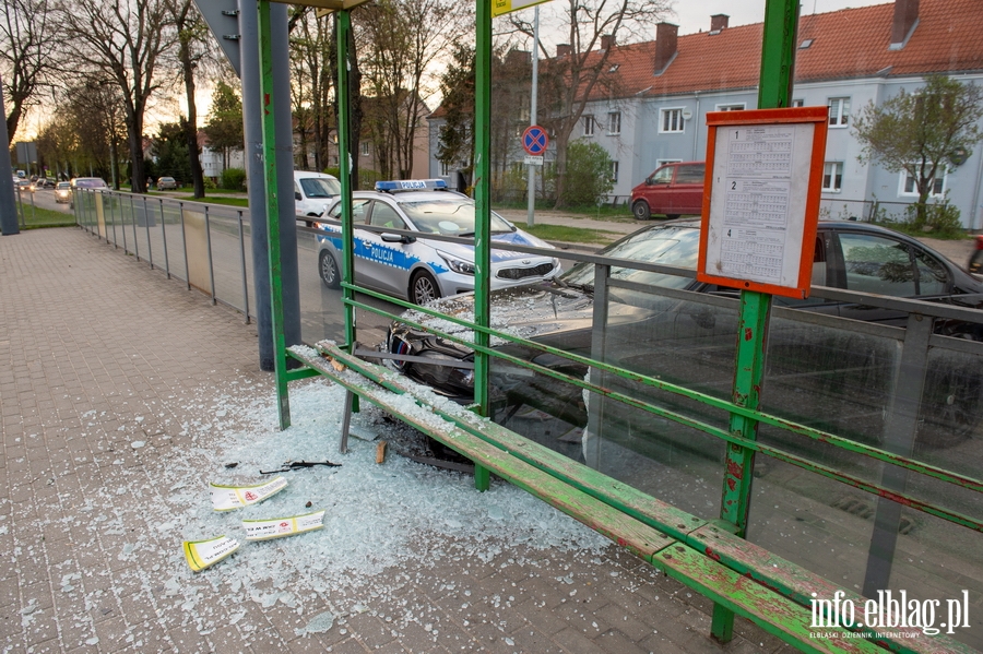 22-latek wjecha BMW w przystanek tramwajowy. Policjant: Kierowca prawdopodobnie by pijany, fot. 9