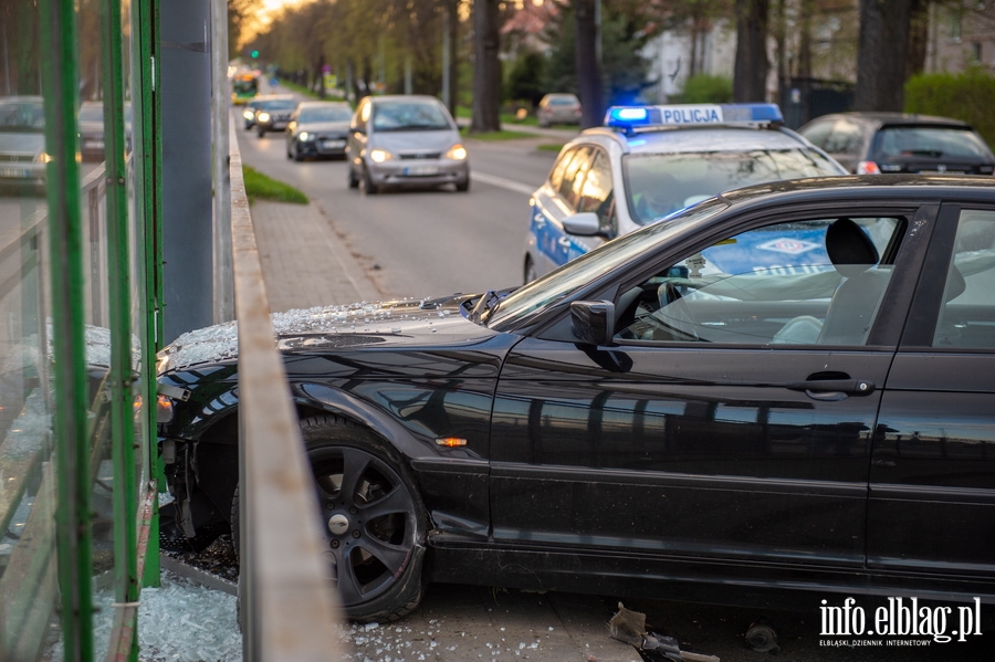 22-latek wjecha BMW w przystanek tramwajowy. Policjant: Kierowca prawdopodobnie by pijany, fot. 10