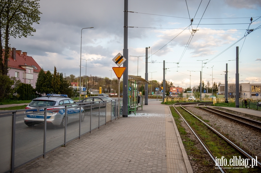 22-latek wjecha BMW w przystanek tramwajowy. Policjant: Kierowca prawdopodobnie by pijany, fot. 13