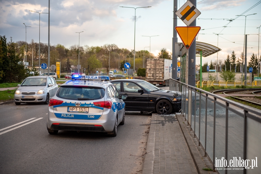22-latek wjecha BMW w przystanek tramwajowy. Policjant: Kierowca prawdopodobnie by pijany, fot. 14