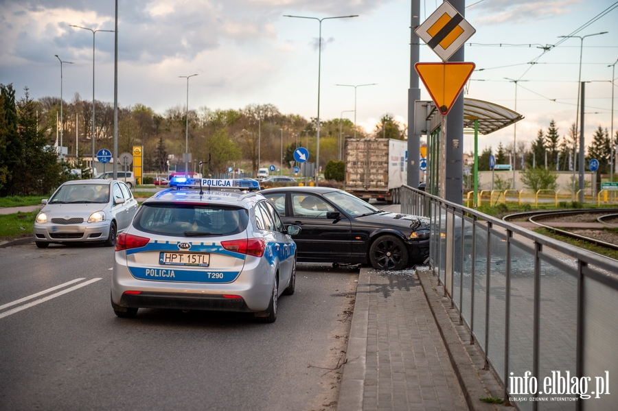 22-latek wjechał BMW w przystanek tramwajowy. Policjant: Kierowca prawdopodobnie był pijany, fot. 14
