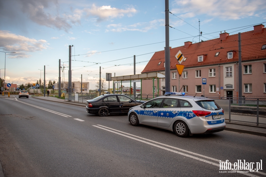 22-latek wjecha BMW w przystanek tramwajowy. Policjant: Kierowca prawdopodobnie by pijany, fot. 15
