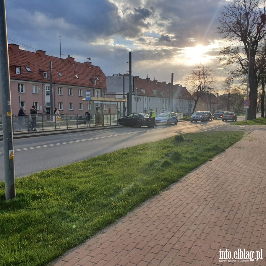 22-latek wjecha BMW w przystanek tramwajowy. Policjant: Kierowca prawdopodobnie by pijany, fot. 17