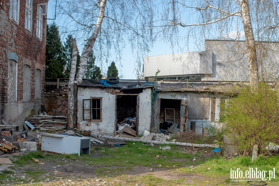 Trwa rozbiórka 120-letniego budynku przy ul. Komeńskiego, fot. 5