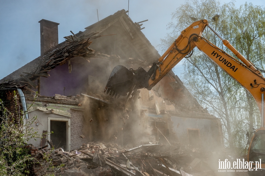 Trwa rozbirka 120-letniego budynku przy ul. Komeskiego, fot. 40