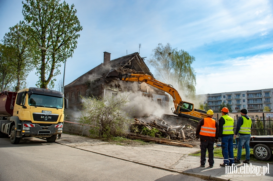 Trwa rozbiórka 120-letniego budynku przy ul. Komeńskiego, fot. 48