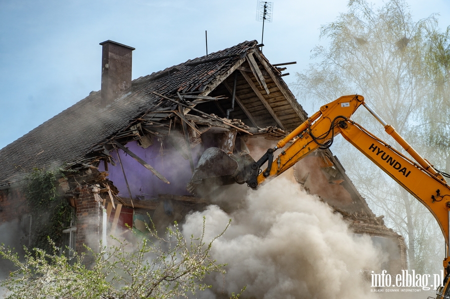 Trwa rozbiórka 120-letniego budynku przy ul. Komeńskiego, fot. 49