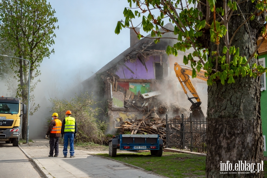 Trwa rozbiórka 120-letniego budynku przy ul. Komeńskiego, fot. 51