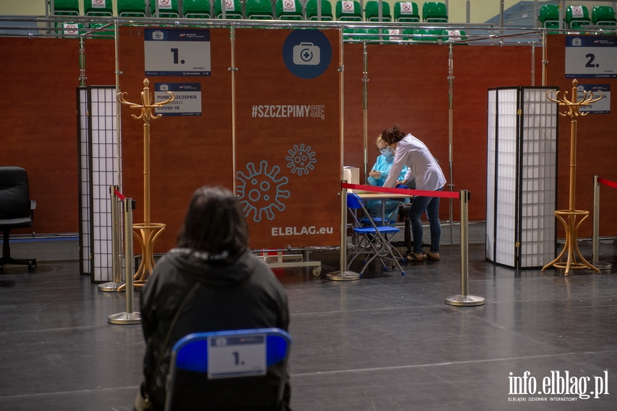 Pierwsze szczepienia w hali sportowej przy ul.Grunwaldzkiej, fot. 13