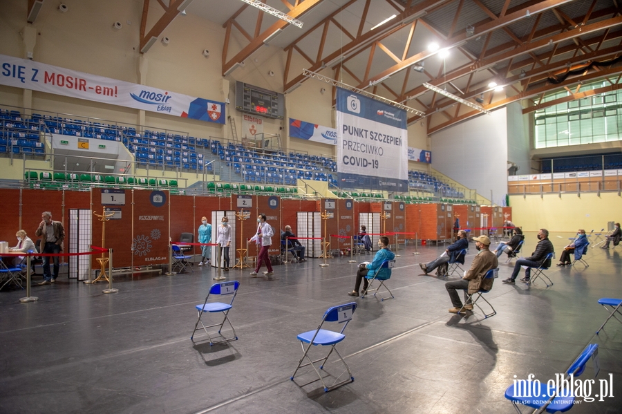 Pierwsze szczepienia w hali sportowej przy ul.Grunwaldzkiej, fot. 24