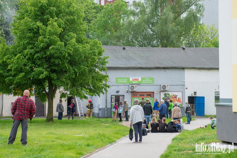 Poar budynku usugowego przy Kasprzaka. Straak: Pomienie dochodziy do 3 metrw , fot. 1