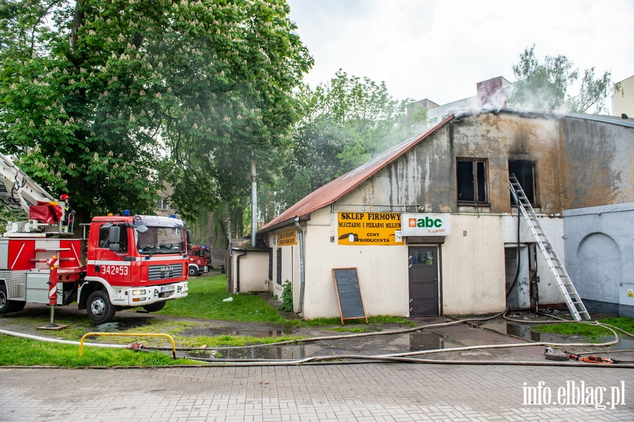 Poar budynku usugowego przy Kasprzaka. Straak: Pomienie dochodziy do 3 metrw , fot. 7