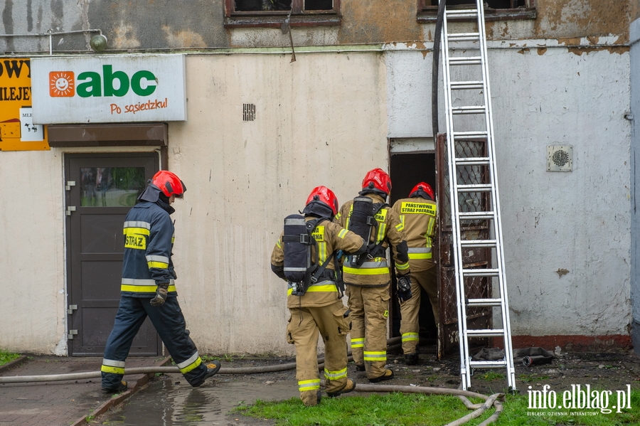 Pożar budynku usługowego przy Kasprzaka. Strażak: Płomienie dochodziły do 3 metrów , fot. 11