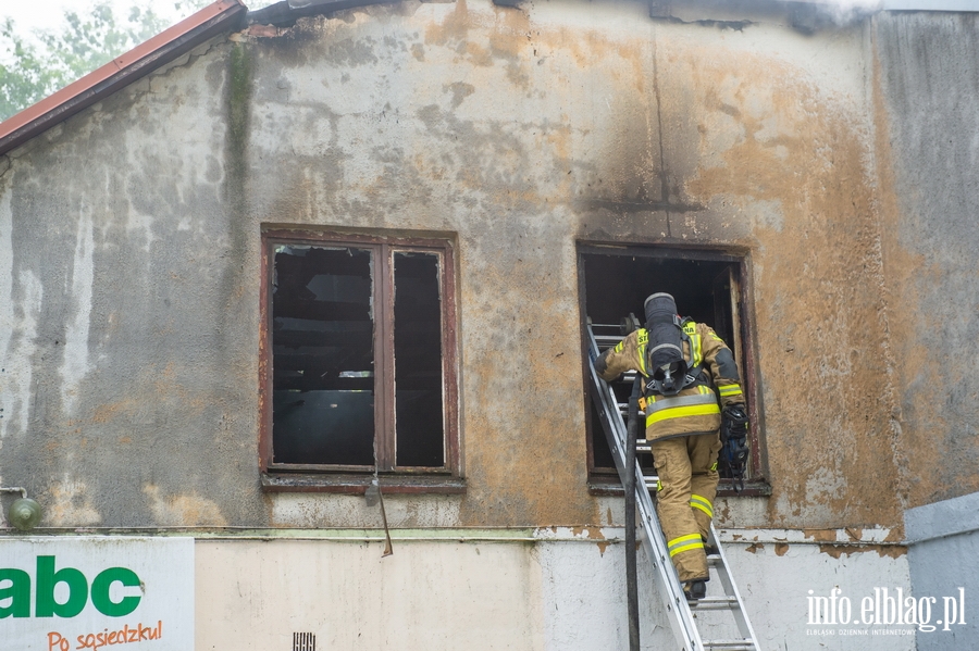 Pożar budynku usługowego przy Kasprzaka. Strażak: Płomienie dochodziły do 3 metrów , fot. 12