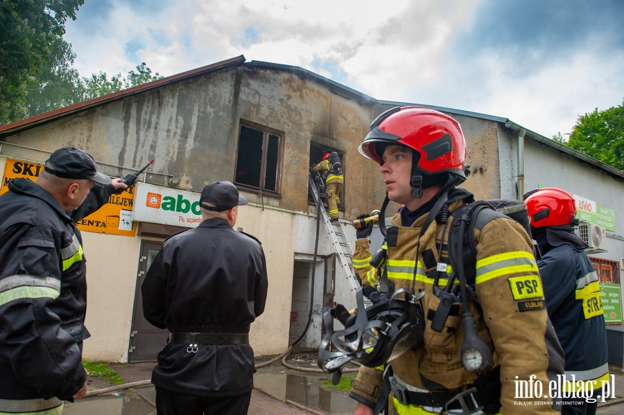 Pożar budynku usługowego przy Kasprzaka. Strażak: Płomienie dochodziły do 3 metrów , fot. 13