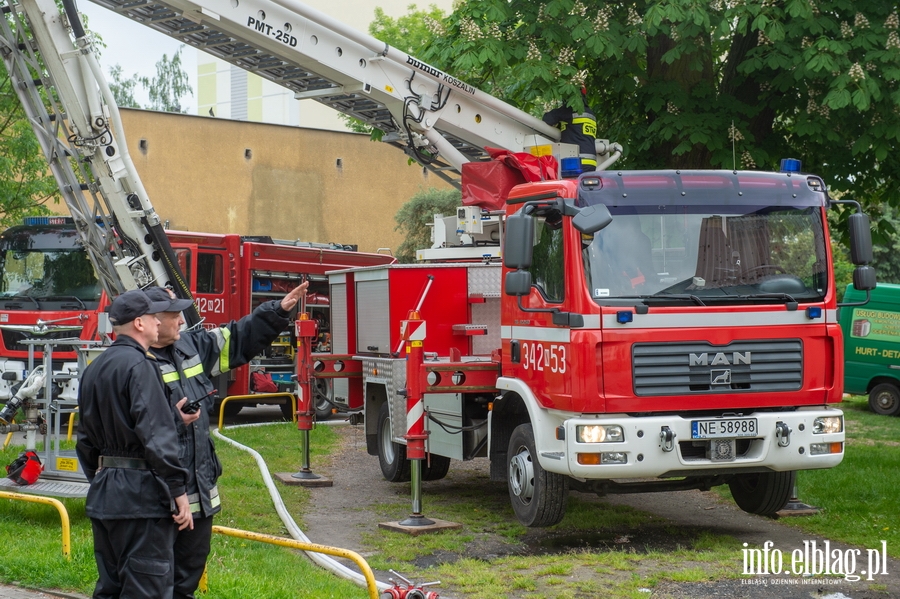 Pożar budynku usługowego przy Kasprzaka. Strażak: Płomienie dochodziły do 3 metrów , fot. 14