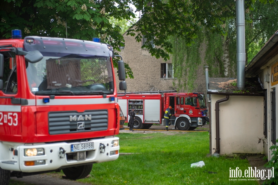 Poar budynku usugowego przy Kasprzaka. Straak: Pomienie dochodziy do 3 metrw , fot. 15