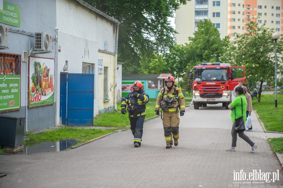 Poar budynku usugowego przy Kasprzaka. Straak: Pomienie dochodziy do 3 metrw , fot. 16