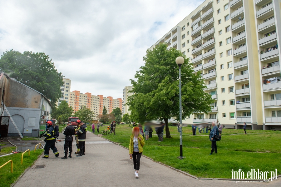 Poar budynku usugowego przy Kasprzaka. Straak: Pomienie dochodziy do 3 metrw , fot. 19