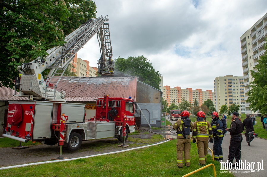 Poar budynku usugowego przy Kasprzaka. Straak: Pomienie dochodziy do 3 metrw , fot. 20