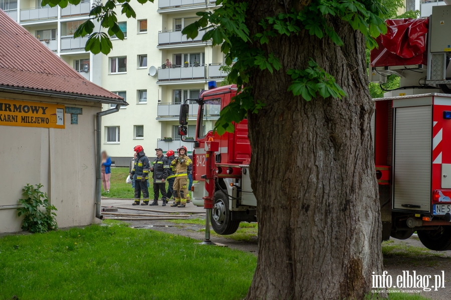 Poar budynku usugowego przy Kasprzaka. Straak: Pomienie dochodziy do 3 metrw , fot. 21