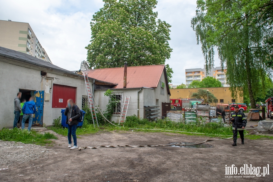 Poar budynku usugowego przy Kasprzaka. Straak: Pomienie dochodziy do 3 metrw , fot. 25