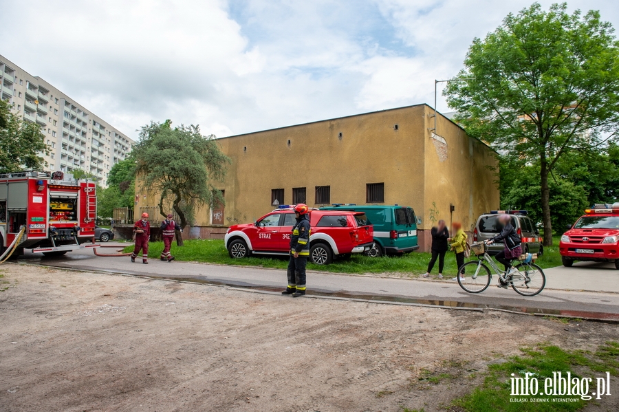 Pożar budynku usługowego przy Kasprzaka. Strażak: Płomienie dochodziły do 3 metrów , fot. 27