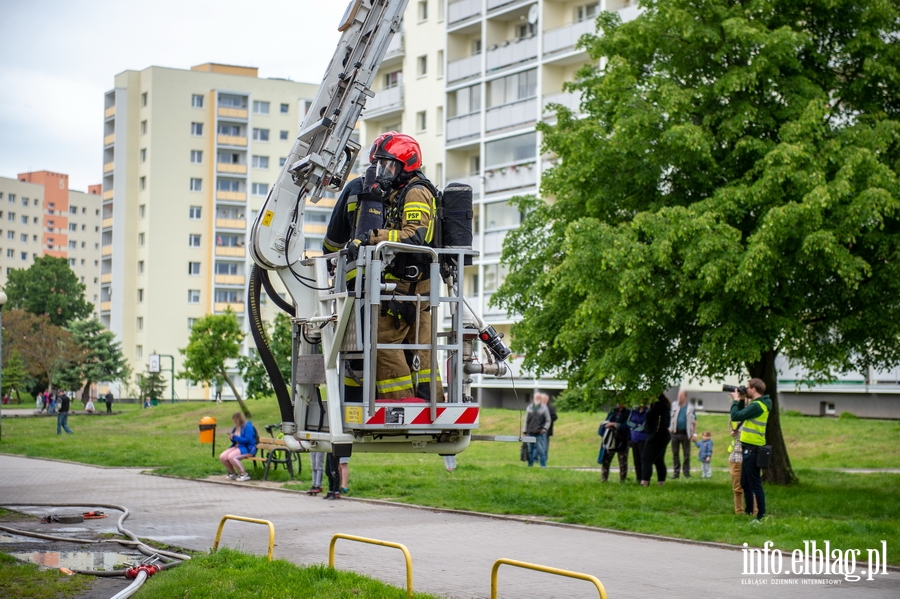 Poar budynku usugowego przy Kasprzaka. Straak: Pomienie dochodziy do 3 metrw , fot. 29