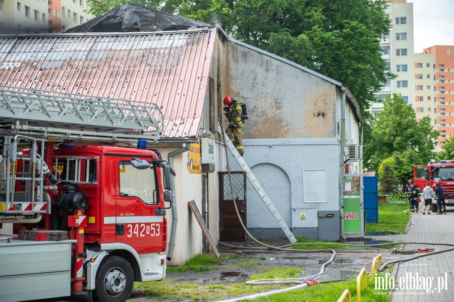 Pożar budynku usługowego przy Kasprzaka. Strażak: Płomienie dochodziły do 3 metrów , fot. 36