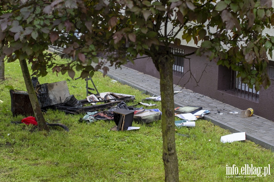 Pożar mieszkania przy Robotniczej. 13 osób ewakuowano, 27-latka zabrano do szpitala, fot. 5