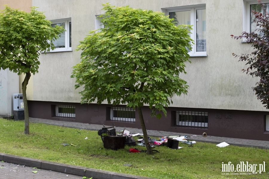 Poar mieszkania przy Robotniczej. 13 osb ewakuowano, 27-latka zabrano do szpitala, fot. 6