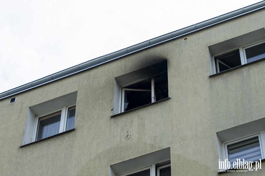 Poar mieszkania przy Robotniczej. 13 osb ewakuowano, 27-latka zabrano do szpitala, fot. 7