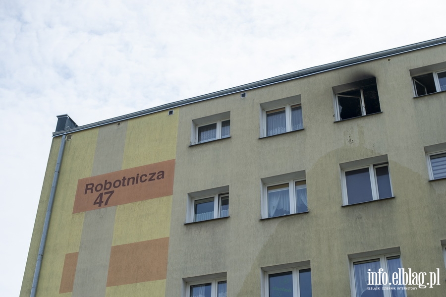 Pożar mieszkania przy Robotniczej. 13 osób ewakuowano, 27-latka zabrano do szpitala, fot. 8