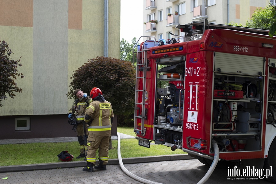 Poar mieszkania przy Robotniczej. 13 osb ewakuowano, 27-latka zabrano do szpitala, fot. 9