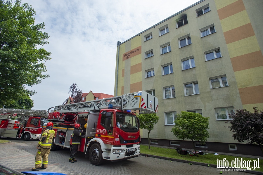 Poar mieszkania przy Robotniczej. 13 osb ewakuowano, 27-latka zabrano do szpitala, fot. 10