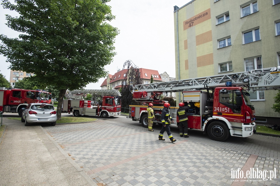 Pożar mieszkania przy Robotniczej. 13 osób ewakuowano, 27-latka zabrano do szpitala, fot. 11