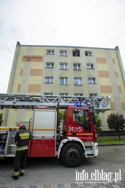 Poar mieszkania przy Robotniczej. 13 osb ewakuowano, 27-latka zabrano do szpitala, fot. 12