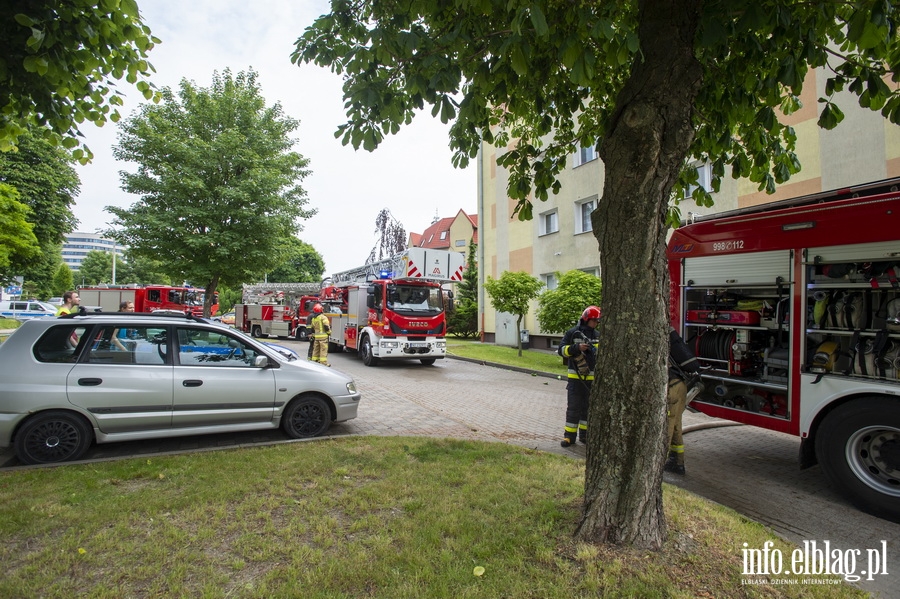 Poar mieszkania przy Robotniczej. 13 osb ewakuowano, 27-latka zabrano do szpitala, fot. 14