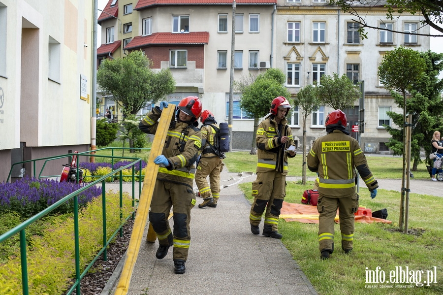 Poar mieszkania przy Robotniczej. 13 osb ewakuowano, 27-latka zabrano do szpitala, fot. 16