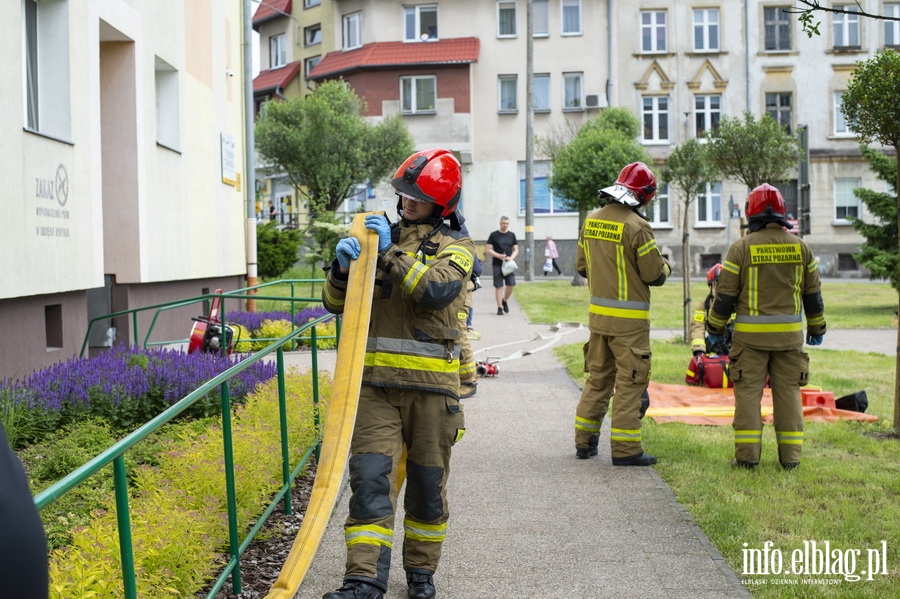 Poar mieszkania przy Robotniczej. 13 osb ewakuowano, 27-latka zabrano do szpitala, fot. 17