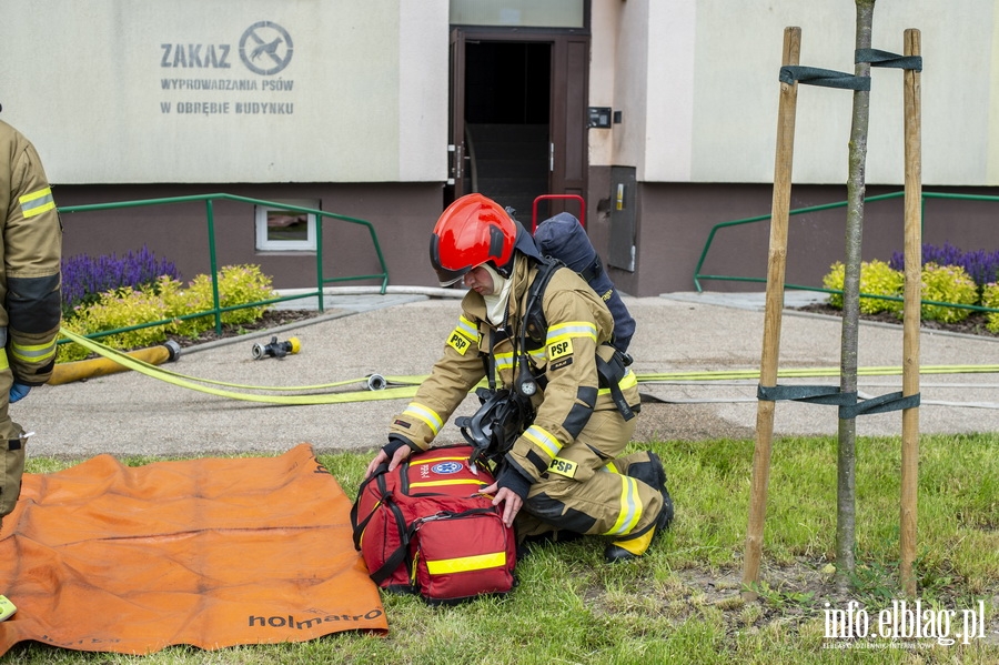 Poar mieszkania przy Robotniczej. 13 osb ewakuowano, 27-latka zabrano do szpitala, fot. 18