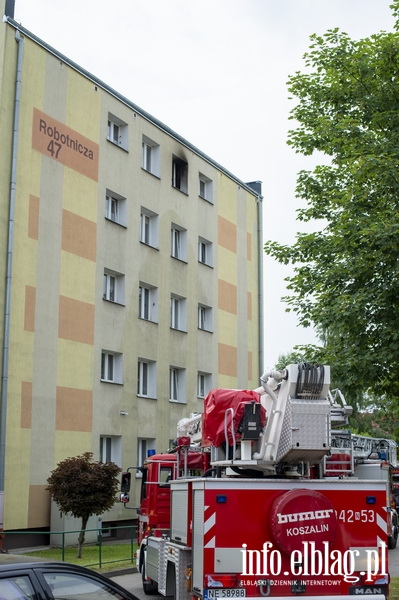 Poar mieszkania przy Robotniczej. 13 osb ewakuowano, 27-latka zabrano do szpitala, fot. 23
