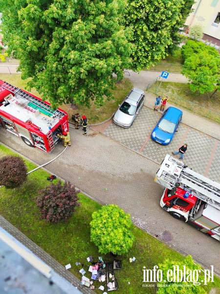 Poar mieszkania przy Robotniczej. 13 osb ewakuowano, 27-latka zabrano do szpitala, fot. 26